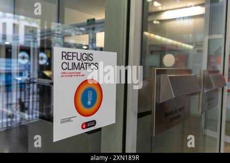 Barcelona, Spain. 30th July, 2024. Barcelona opens climate shelters due to the intense heatwave affecting the city. These are mostly municipal buildings equipped with air conditioning and seating, primarily intended for the elderly. Barcelona abre refugios climáticos debido a la fuerte ola de calor que vive la ciudad. Son edificios, en su mayoría municipales, con aire acondicionado y asientos, pensados principalmente para personas mayores. News Cronaca -Barcelona, Spain Tuesday, July 30, 2024 (Photo by Eric Renom/LaPresse) Credit: LaPresse/Alamy Live News Stock Photo