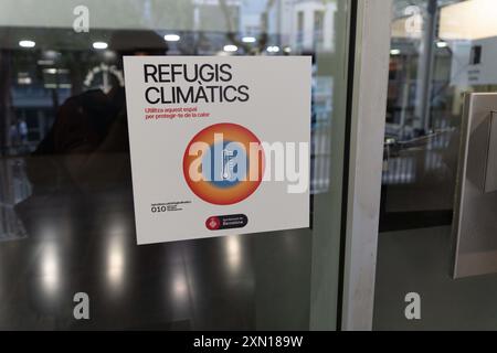 Barcelona, Spain. 30th July, 2024. Barcelona opens climate shelters due to the intense heatwave affecting the city. These are mostly municipal buildings equipped with air conditioning and seating, primarily intended for the elderly. Barcelona abre refugios climáticos debido a la fuerte ola de calor que vive la ciudad. Son edificios, en su mayoría municipales, con aire acondicionado y asientos, pensados principalmente para personas mayores. News Cronaca -Barcelona, Spain Tuesday, July 30, 2024 (Photo by Eric Renom/LaPresse) Credit: LaPresse/Alamy Live News Stock Photo