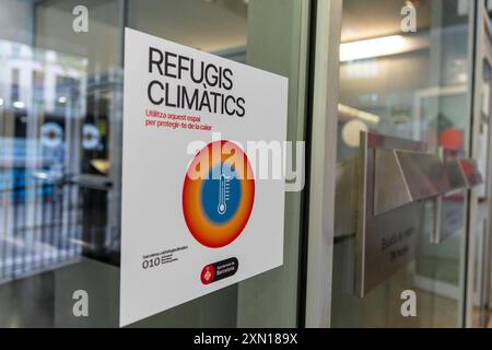 Barcelona, Spain. 30th July, 2024. Barcelona opens climate shelters due to the intense heatwave affecting the city. These are mostly municipal buildings equipped with air conditioning and seating, primarily intended for the elderly. Barcelona abre refugios climáticos debido a la fuerte ola de calor que vive la ciudad. Son edificios, en su mayoría municipales, con aire acondicionado y asientos, pensados principalmente para personas mayores. News Cronaca -Barcelona, Spain Tuesday, July 30, 2024 (Photo by Eric Renom/LaPresse) Credit: LaPresse/Alamy Live News Stock Photo