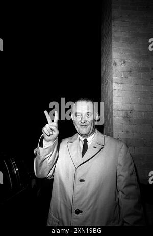 U.S. President Lyndon Johnson giving victory sign on election night, Driskill Hotel, Austin, Texas, USA, Cecil Stoughton, November 3, 1964 Stock Photo