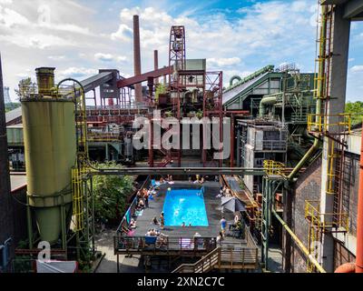 Das Werksschwimmbad auf der Kokerei Zollverein, immer während der NRW Sommerferien in Betrieb, ehemaliges Kunstobjekt, jetzt Badespaß vor der Kulisse der einst größten Zentralkokerei Europas, 1993 geschlossen, Teil des UNESC Welterbe Zeche Zollverein, Essen, NRW, Deutschland Werksschwimmbad Zollverein *** The works swimming pool at the Zollverein coking plant, always in operation during the NRW summer vacations, former art object, now swimming fun against the backdrop of what was once Europes largest central coking plant, closed in 1993, part of the UNESC World Heritage Zollverein Coal Mine In Stock Photo