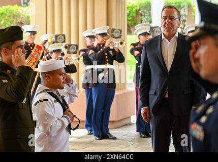 Honolulu, USA. 30th July, 2024. Defence Minister Boris Pistorius (SPD) is welcomed with military honors at Camp Smith at the US Indo-Pacific Command (INDOPACOM). Among other things, the SPD politician visits the US-led Rim of the Pacific military exercise (RIMPAC, 26.06. to 02.08.2024) in Hawaii. Credit: Soeren Stache/dpa/Alamy Live News Stock Photo