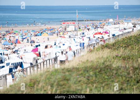 Urlaubsszene am Nordstrand der Insel SyltTourismus auf der Nordseeinsel Sylt während der Hauptsaison im Sommer 2024, Sylt Schleswig-Holstein Deutschland Brandenbuirger Strand *** Vacation scene on the north beach of the island of Sylt Tourism on the North Sea island of Sylt during the main season in summer 2024, Sylt Schleswig Holstein Germany Brandenbuirger Strand Stock Photo