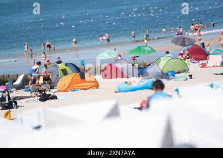 Urlaubsszene am Nordstrand der Insel SyltTourismus auf der Nordseeinsel Sylt während der Hauptsaison im Sommer 2024, Sylt Schleswig-Holstein Deutschland Brandenbuirger Strand *** Vacation scene on the north beach of the island of Sylt Tourism on the North Sea island of Sylt during the main season in summer 2024, Sylt Schleswig Holstein Germany Brandenbuirger Strand Stock Photo