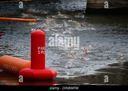 Paris, France. 31st July, 2024. Athletes swim in th Seine during the women's individual triathlon race at the Paris 2024 Olympic Games, on Wednesday 31 July 2024 in Paris, France. The Games of the XXXIII Olympiad are taking place in Paris from 26 July to 11 August. The Belgian delegation counts 165 athletes competing in 21 sports. BELGA PHOTO JASPER JACOBS Credit: Belga News Agency/Alamy Live News Stock Photo