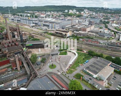 Drohnenaufnahme von Völklingen mit dem Kreisverkehr am Völklinger Platz, dem Weltkulturerbe Völklinger Hütte links und der Saarschmiede GmbH hinten am Dienstag 30.07.2024. *** Drone shot of Völklingen with the traffic circle at Völklinger Platz, the World Cultural Heritage Site Völklinger Hütte on the left and Saarschmiede GmbH at the back on Tuesday 30 07 2024 bub Stock Photo