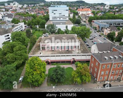 Drohnenaufnahme von Völklingen mit Blick über das Stadtbad vorne und das neue Rathaus hinten in Richtung Innenstadt am Dienstag 30.07.2024. *** Drone shot of Völklingen with a view over the Stadtbad in front and the new town hall behind towards the city center on Tuesday 30 07 2024 bub Stock Photo