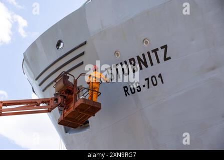 Industriedenkmal MS Stubnitz in der Werft Das KTS STUBNITZ wird auf der Helling der Strela Shiprepair GmbH in Stralsund repariert. Das Kulturschiff und Industriedenkmal bekommt nach Instandsetzungen am Ruder, Propeller, Seeventilen und einem Tank den Schiffs-TUeV. Die 60 Jahre alte STUBNITZ ist ein ehemaliges Kuehl- und Transportschiff KTS der DDR-Hochseefischerei. Stralsund Mecklenburg-Vorpommern Deutschland *** Industrial monument MS Stubnitz in the shipyard The KTS STUBNITZ is being repaired on the slipway of Strela Shiprepair GmbH in Stralsund After repairs to the rudder, propeller, sea va Stock Photo