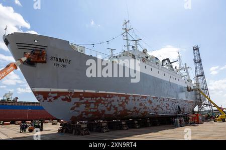 Industriedenkmal MS Stubnitz in der Werft Das KTS STUBNITZ wird auf der Helling der Strela Shiprepair GmbH in Stralsund repariert. Das Kulturschiff und Industriedenkmal bekommt nach Instandsetzungen am Ruder, Propeller, Seeventilen und einem Tank den Schiffs-TUeV. Die 60 Jahre alte STUBNITZ ist ein ehemaliges Kuehl- und Transportschiff KTS der DDR-Hochseefischerei. Stralsund Mecklenburg-Vorpommern Deutschland *** Industrial monument MS Stubnitz in the shipyard The KTS STUBNITZ is being repaired on the slipway of Strela Shiprepair GmbH in Stralsund After repairs to the rudder, propeller, sea va Stock Photo