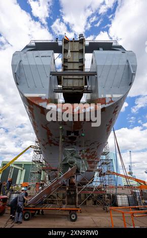 Industriedenkmal MS Stubnitz in der Werft Das KTS STUBNITZ wird auf der Helling der Strela Shiprepair GmbH in Stralsund repariert. Das Kulturschiff und Industriedenkmal bekommt nach Instandsetzungen am Ruder, Propeller, Seeventilen und einem Tank den Schiffs-TUeV. Die 60 Jahre alte STUBNITZ ist ein ehemaliges Kuehl- und Transportschiff KTS der DDR-Hochseefischerei. Stralsund Mecklenburg-Vorpommern Deutschland *** Industrial monument MS Stubnitz in the shipyard The KTS STUBNITZ is being repaired on the slipway of Strela Shiprepair GmbH in Stralsund After repairs to the rudder, propeller, sea va Stock Photo