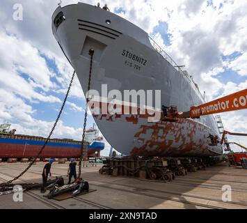 Industriedenkmal MS Stubnitz in der Werft Das KTS STUBNITZ wird auf der Helling der Strela Shiprepair GmbH in Stralsund repariert. Das Kulturschiff und Industriedenkmal bekommt nach Instandsetzungen am Ruder, Propeller, Seeventilen und einem Tank den Schiffs-TUeV. Die 60 Jahre alte STUBNITZ ist ein ehemaliges Kuehl- und Transportschiff KTS der DDR-Hochseefischerei. Stralsund Mecklenburg-Vorpommern Deutschland *** Industrial monument MS Stubnitz in the shipyard The KTS STUBNITZ is being repaired on the slipway of Strela Shiprepair GmbH in Stralsund After repairs to the rudder, propeller, sea va Stock Photo