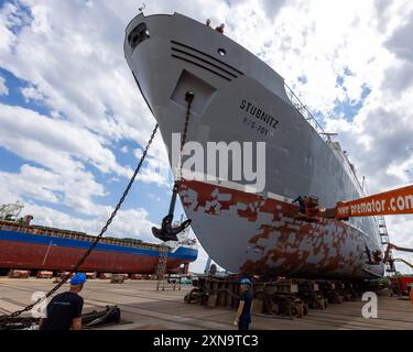 Industriedenkmal MS Stubnitz in der Werft Das KTS STUBNITZ wird auf der Helling der Strela Shiprepair GmbH in Stralsund repariert. Das Kulturschiff und Industriedenkmal bekommt nach Instandsetzungen am Ruder, Propeller, Seeventilen und einem Tank den Schiffs-TUeV. Die 60 Jahre alte STUBNITZ ist ein ehemaliges Kuehl- und Transportschiff KTS der DDR-Hochseefischerei. Stralsund Mecklenburg-Vorpommern Deutschland *** Industrial monument MS Stubnitz in the shipyard The KTS STUBNITZ is being repaired on the slipway of Strela Shiprepair GmbH in Stralsund After repairs to the rudder, propeller, sea va Stock Photo