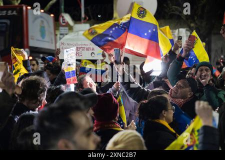 Buenos Aires, Argentina. 30th July, 2024. Venezuelans living in the country protested against Nicolas Maduro in front of the Venezuelan Embassy in Buenos Aires, Argentina on July 30, 2024. (Photo by Esteban Osorio/Sipa USA) Credit: Sipa USA/Alamy Live News Stock Photo