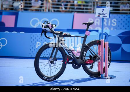 Paris, France. 31st July, 2024. PARIS, FRANCE - JULY 31: Bike of Richard Murray of the Netherlands competing in the Men's Individual during Day 5 of Triathlon - Olympic Games Paris 2024 at Pont Alexandre III on July 31, 2024 in Paris, France. (Photo by Rene Nijhuis/BSR Agency) Credit: BSR Agency/Alamy Live News Stock Photo