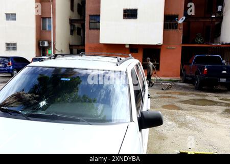 Valencia, Carabobo, Venezuela. 31st July, 2024. July 31, 2024. A vehicle shows a projectile impact in the front windshield, product of an attack by pro-government gangs, in the city of Valencia, Carabobo state. Photo: Juan Carlos HernÃndez (Credit Image: © Juan Carlos Hernandez/ZUMA Press Wire) EDITORIAL USAGE ONLY! Not for Commercial USAGE! Stock Photo