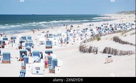 Strandleben am Abschnitt Rotes Kliff im Ort KampenTourismus auf der Nordseeinsel Sylt während der Hauptsaison im Sommer 2024, Kampen Schleswig-Holstein Deutschland Strand *** Beach life at the Red Cliff section in Kampen Tourism on the North Sea island of Sylt during the main season in summer 2024, Kampen Schleswig Holstein Germany Beach Stock Photo