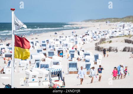 Strandleben am Abschnitt Rotes Kliff im Ort KampenTourismus auf der Nordseeinsel Sylt während der Hauptsaison im Sommer 2024, Kampen Schleswig-Holstein Deutschland Strand *** Beach life at the Red Cliff section in Kampen Tourism on the North Sea island of Sylt during the main season in summer 2024, Kampen Schleswig Holstein Germany Beach Stock Photo