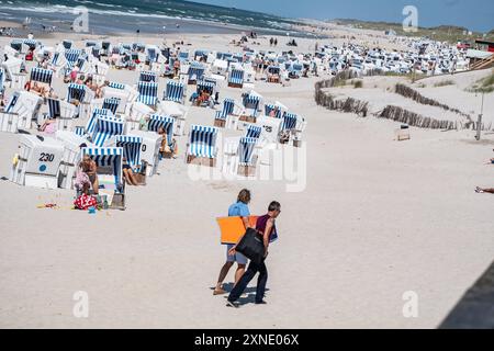 Strandleben am Abschnitt Rotes Kliff im Ort KampenTourismus auf der Nordseeinsel Sylt während der Hauptsaison im Sommer 2024, Kampen Schleswig-Holstein Deutschland Strand *** Beach life at the Red Cliff section in Kampen Tourism on the North Sea island of Sylt during the main season in summer 2024, Kampen Schleswig Holstein Germany Beach Stock Photo