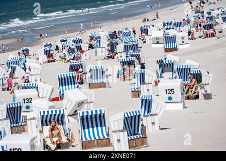 Strandleben am Abschnitt Rotes Kliff im Ort KampenTourismus auf der Nordseeinsel Sylt während der Hauptsaison im Sommer 2024, Kampen Schleswig-Holstein Deutschland Strand *** Beach life at the Red Cliff section in Kampen Tourism on the North Sea island of Sylt during the main season in summer 2024, Kampen Schleswig Holstein Germany Beach Stock Photo