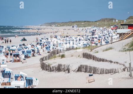 Strandleben am Abschnitt Rotes Kliff im Ort KampenTourismus auf der Nordseeinsel Sylt während der Hauptsaison im Sommer 2024, Kampen Schleswig-Holstein Deutschland Strand *** Beach life at the Red Cliff section in Kampen Tourism on the North Sea island of Sylt during the main season in summer 2024, Kampen Schleswig Holstein Germany Beach Stock Photo