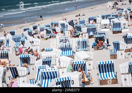 Strandleben am Abschnitt Rotes Kliff im Ort KampenTourismus auf der Nordseeinsel Sylt während der Hauptsaison im Sommer 2024, Kampen Schleswig-Holstein Deutschland Strand *** Beach life at the Red Cliff section in Kampen Tourism on the North Sea island of Sylt during the main season in summer 2024, Kampen Schleswig Holstein Germany Beach Stock Photo