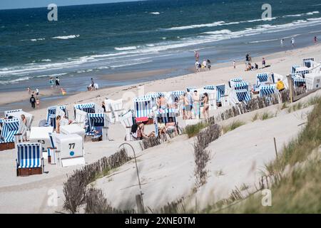 Strandleben am Abschnitt Rotes Kliff im Ort KampenTourismus auf der Nordseeinsel Sylt während der Hauptsaison im Sommer 2024, Kampen Schleswig-Holstein Deutschland Strand *** Beach life at the Red Cliff section in Kampen Tourism on the North Sea island of Sylt during the main season in summer 2024, Kampen Schleswig Holstein Germany Beach Stock Photo