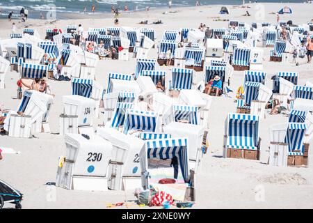 Strandleben am Abschnitt Rotes Kliff im Ort KampenTourismus auf der Nordseeinsel Sylt während der Hauptsaison im Sommer 2024, Kampen Schleswig-Holstein Deutschland Strand *** Beach life at the Red Cliff section in Kampen Tourism on the North Sea island of Sylt during the main season in summer 2024, Kampen Schleswig Holstein Germany Beach Stock Photo