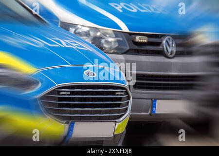 Symbolbild Polizeieinsatz: Nahaufnahme von Einsatzfahrzeugen der ...