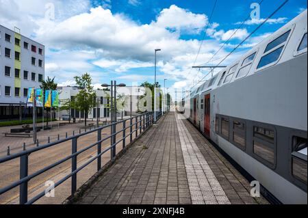 Neerpelt, Limburg, Belgium - July 10, 2024 - Empty platform and locomotive of an IC train at the Neerpelt railway station Stock Photo