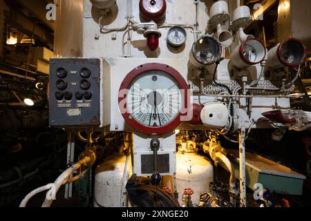 Industriedenkmal MS Stubnitz in der Werft Das KTS STUBNITZ wird von der Strela Shiprepair GmbH in Stralsund repariert. Im Maschinenraum sind der Maschinentelegraph, Anzeigegeraete und Typhone zu sehen. Das Kulturschiff und Industriedenkmal bekommt nach Instandsetzungen am Ruder, Propeller, Seeventilen und einem Tank den Schiffs-TUeV. Die 60 Jahre alte STUBNITZ ist ein ehemaliges Kuehl- und Transportschiff KTS der DDR-Hochseefischerei. Stralsund Mecklenburg-Vorpommern Deutschland *** Industrial monument MS Stubnitz in the shipyard The KTS STUBNITZ is being repaired by Strela Shiprepair GmbH in Stock Photo