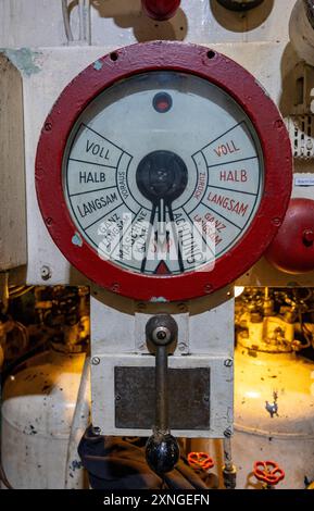 Industriedenkmal MS Stubnitz in der Werft Das KTS STUBNITZ wird von der Strela Shiprepair GmbH in Stralsund repariert. Im Maschinenraum ist der Maschinentelegraph zu sehen. Das Kulturschiff und Industriedenkmal bekommt nach Instandsetzungen am Ruder, Propeller, Seeventilen und einem Tank den Schiffs-TUeV. Die 60 Jahre alte STUBNITZ ist ein ehemaliges Kuehl- und Transportschiff KTS der DDR-Hochseefischerei. Stralsund Mecklenburg-Vorpommern Deutschland *** Industrial monument MS Stubnitz in the shipyard The KTS STUBNITZ is being repaired by Strela Shiprepair GmbH in Stralsund The engine room sho Stock Photo