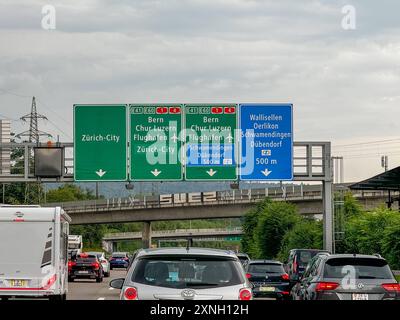 Autobahn, Verkehrsschilder, Zürich, Bern, Chur, Luzern, Flughafen, Schwamendingen, Dübendorf, Wallisellen, Oerlikon, Verkehrsfluss, Verkehrssicherheit, Verkehrslage, Geschwindigkeitsbegrenzung, Straßennetz, Pendlerverkehr, Verkehrsüberwachung, Verkehrszeichen, Verkehrsinfrastruktur, Verkehrspolitik, Verkehrsinformation, Stau, Mobilität, Verkehrsplanung, Reiseverkehr, Verkehrssteuerung, Verkehrsdichte, Infrastruktur, Verkehrsmeldungen. *** Freeway, traffic signs, Zurich, Bern, Chur, Lucerne, airport, Schwamendingen, Dübendorf, Wallisellen, Oerlikon, traffic flow, traffic safety, traffic situati Stock Photo