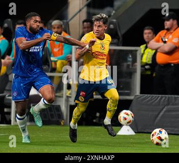 Atlanta, Georgia, USA. 31st July, 2024. Chelsea FC defender REECE JAMES (24) works against Club America defender CRISTIAN CALDERON (18) during a preseason friendly soccer match on July 31, 2024, in Atlanta. Chelsea won, 3-0. (Credit Image: © Scott Coleman/ZUMA Press Wire) EDITORIAL USAGE ONLY! Not for Commercial USAGE! Stock Photo