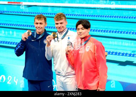 leon Marchand (France) gold medal, Tomoyuki Matsushita (Japan) silver medal, and Carson Foster (Usa) bronze medal. during Swimming - Men's 400m Individual Medley Final, Olympic Games Paris 2024 in Paris, France, July 28 2024 Stock Photo