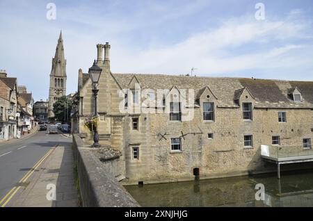 The bridge over the River Welland and St. Mary's Hill in the Lincolnshire market town of Stamford Stock Photo