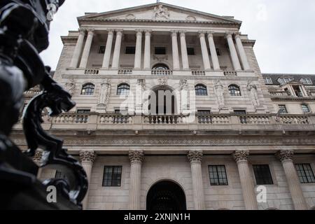 London, England, UK. 1st Aug, 2024. A view of the historic Bank of England from Cornhill, located in the heart of the City of London, captured on the day of a pivotal interest rate decision. The Bank is expected to either maintain or cut the current rate of 5.25%, a decision closely watched by markets and financial analysts amidst recent economic data. (Credit Image: © Thomas Krych/ZUMA Press Wire) EDITORIAL USAGE ONLY! Not for Commercial USAGE! Credit: ZUMA Press, Inc./Alamy Live News Stock Photo