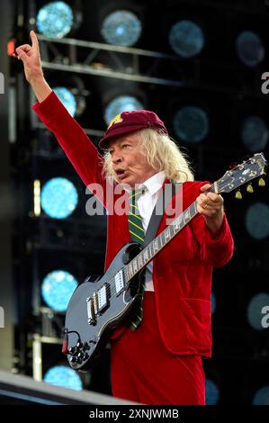 Angus Young von AC/DC live bei einem Konzert der Power Up Tour - Europa ...