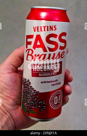 Veltins Bier, Fass Brause Holunder - alkoholfrei aus der Dose. Die C.und A. Veltins GmbH und Co KG ist eine im Jahre 1824 gegründete Brauerei. Der Sitz befindet sich in Meschede-Grevenstein im Sauerland. Alleinige Eigentümerin ist Susanne Veltins *** Veltins beer, cask brew elderberry non-alcoholic from the can C und A Veltins GmbH und Co KG is a brewery founded in 1824 The headquarters are located in Meschede Grevenstein in Sauerland The sole owner is Susanne Veltins Stock Photo