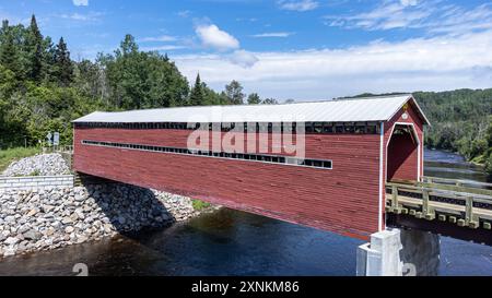 Side view of Louis-Gravel covered bridge (1934). Municipality of Sacré-Coeur, Quebec, Canada. Saguenay Fjord. Horizontal view. Stock Photo