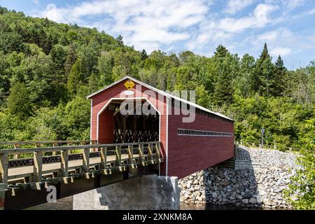 Louis-Gravel covered bridge (1934). Municipality of Sacré-Coeur, Quebec, Canada. Saguenay Fjord. Horizontal view. Stock Photo