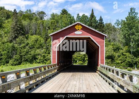 Front view of Louis-Gravel covered bridge (1934). Municipality of Sacré-Coeur, Quebec, Canada. Saguenay Fjord. Horizontal view. Stock Photo