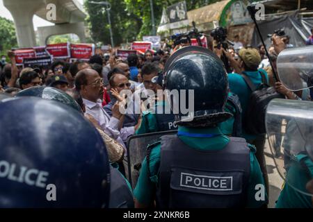 Dhaka, Bangladesh. 31st July, 2024. Police personnel stand guard outside the High Court building during a protest march demanding justice for the victims arrested and killed in the recent countrywide violence in Dhaka. Bangladesh's government called for a day of mourning on July 30 for victims of violence in nationwide unrest, but students denounced the gesture as disrespectful of classmates killed during clashes with police this month. Credit: SOPA Images Limited/Alamy Live News Stock Photo