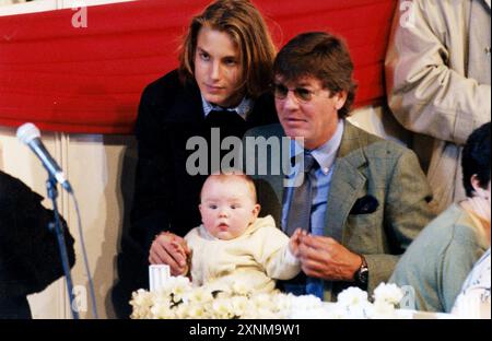 15-04-2000 Monaco Archivio Storico Olycom/LaPresse Andrea Albert Pierre Casiraghi (La Colle, 8 giugno 1984) è il primo dei tre figli di Carolina di Monaco e del suo secondo marito Stefano Casiraghi. È quarto nella linea di successione al trono e ha due fratelli minori, Charlotte e Pierre, e una sorellastra minore, nata dal terzo matrimonio di sua madre. Nella Foto: Andrea Albert Pierre Casiraghi in braccio la sorellastra Principessa Alessandra e il principe Ernesto  In the photo: Andrea Albert Pierre Casiraghi holding his half-sister Princess Alessandra and Prince Ernesto Stock Photo