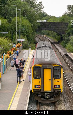 Pontyclun, Wales, UK. - 31 July 2024:  people getting on a Class 150 Sprinter diesel commuter train at the railway station in the village of Pontyclun Stock Photo