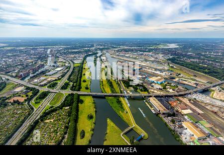 Luftbild, duisport Hafen Duisburg mit Ölinsel, Kohleninsel und Schrottinsel, Hafenkanal und Fluss Ruhr mit Ruhrschleuse Duisburg, Autobahn A59 und Autobahnkreuz Duisburg mit Autobahn A40, links der Innenhafen, Fernsicht und blauer Himmel mit Wolken, Obermeiderich, Duisburg, Ruhrgebiet, Nordrhein-Westfalen, Deutschland ACHTUNGxMINDESTHONORARx60xEURO *** Aerial view, duisport port Duisburg with oil island, coal island and scrap island, port canal and river Ruhr with Ruhr lock Duisburg, highway A59 and highway junction Duisburg with highway A40, on the left the inner harbor, distant view and blue Stock Photo