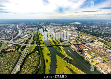 Luftbild, duisport Hafen Duisburg mit Ölinsel, Kohleninsel und Schrottinsel, Hafenkanal und Fluss Ruhr mit Ruhrschleuse Duisburg, Autobahn A59 und Autobahnkreuz Duisburg mit Autobahn A40, links der Innenhafen, Fernsicht und blauer Himmel mit Wolken, Obermeiderich, Duisburg, Ruhrgebiet, Nordrhein-Westfalen, Deutschland ACHTUNGxMINDESTHONORARx60xEURO *** Aerial view, duisport port Duisburg with oil island, coal island and scrap island, port canal and river Ruhr with Ruhr lock Duisburg, highway A59 and highway junction Duisburg with highway A40, on the left the inner harbor, distant view and blue Stock Photo