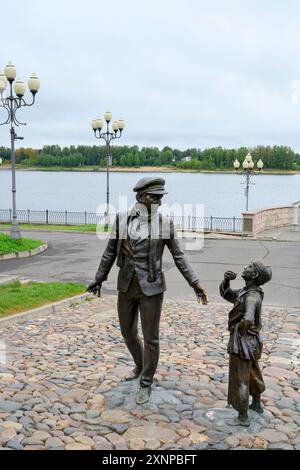 RYBINSK, RUSSIA - AUGUST 20, 2023. Monument to Ostap Bender and a plaque with the words from the song: 'Here is my pier and here are my friends' Stock Photo