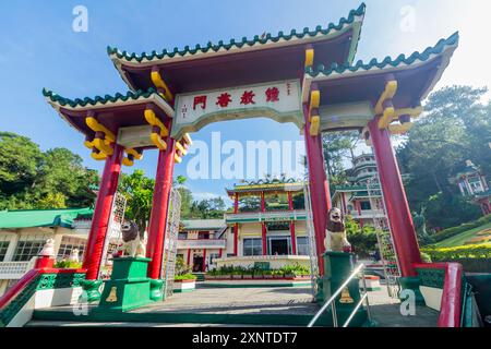 The entrance arch to the Bell Church, a Chinese temple in Baguio City, Philippines Stock Photo