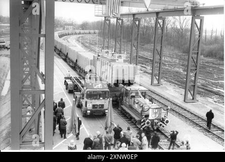 Premiere for the transportation of Berlin's municipal waste. The first train with 30 containers arrived at the Mittenwalde reloading station from the Teltowkanal (Brietz) loading station. From there, the journey continues to the Schöneiche landfill site. Waste. Waste. Waste disposal. Train station. Photo: MAZ/Bernd Gartenschläger, 14.12.1993 [automated translation] Stock Photo