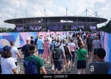 Saint Denis, France. 02nd Aug, 2024. Olympics, Paris 2024, athletics, Stade de France, spectators arrive at the stadium. Credit: Michael Kappeler/dpa/Alamy Live News Stock Photo